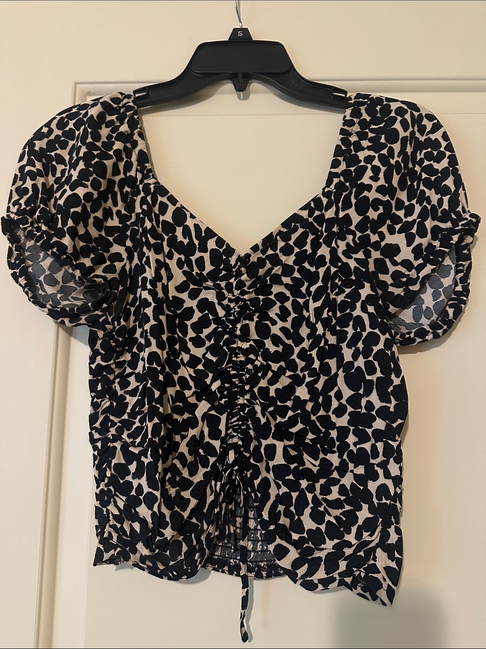 H&M Black and Cream Ruched V-Neck Puff Sleeve Blouse